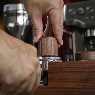 Espresso tamper van Koffie Sabotage, 54 mm, walnoot