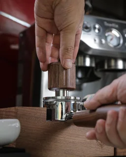 Espresso tamper van Koffie Sabotage, 54 mm, walnoot