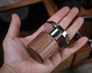 Espresso tamper van Koffie Sabotage, 54 mm, walnoot