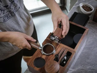 Espresso tamper van Koffie Sabotage, 54 mm, walnoot