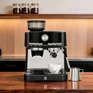 Espressomachine met molen en melkopschuimer