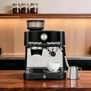 Espressomachine met molen en melkopschuimer