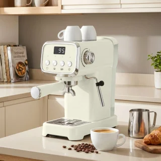 Espressomachine met portafilter en melkschuimer