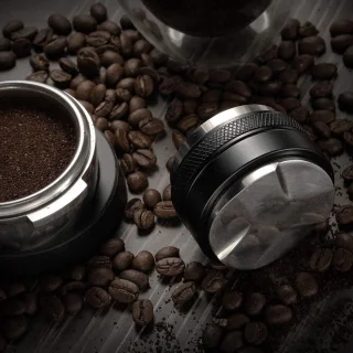 Koffie distribuerer en tamper 2-in-1 voor 54mm portafilter