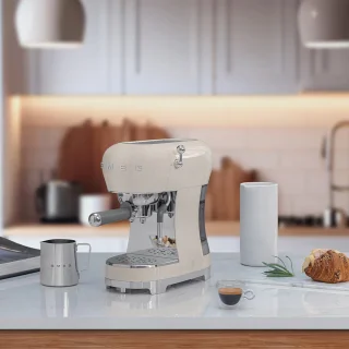 SMEG ECF02CREU espressomachine crème