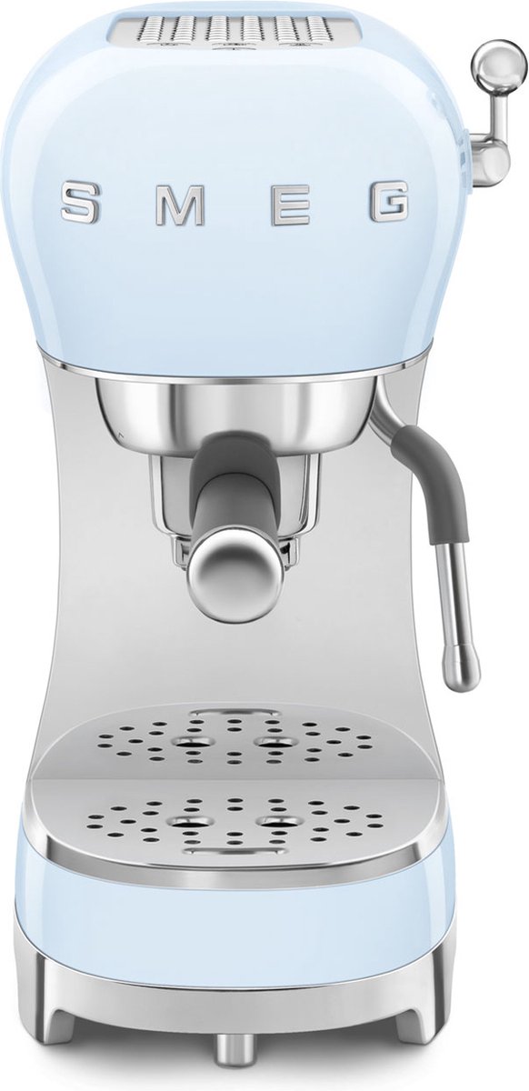 De SMEG ECF02PBEU espressomachine pastelblauw in één oogopslag