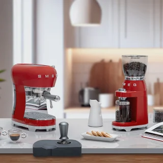 SMEG ECF02RDEU Handmatige espressomachine Rood