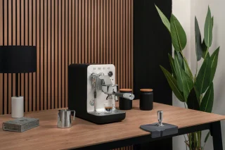 SMEG EMC02BLMEU Espressomachine Minipro Mat Zwart
