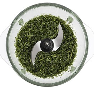 Wat vinden we goed aan de Mini Elektrische Hakker voor Koken en Bereiden van Pesto, Peterselie, Noten en Knoflook - Gegradueerde Glazen Kom 1L en Roestvrijstalen Messen