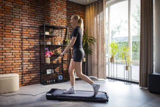 AJ-Sports Loopband met helling - Walking Pad - 0-8 km/u - 7% Helling functie - Krachtige 1.0 PK Motor - Hardloopband - Wandelband - Treadmill -8 Programma's - 99% Voorgemonteerd - De perfecte Loopband voor onder het Bureau