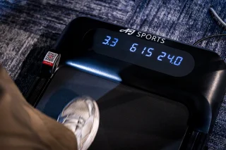 AJ-Sports Loopband met helling - Walking Pad - 0-8 km/u - 7% Helling functie - Krachtige 1.0 PK Motor - Hardloopband - Wandelband - Treadmill -8 Programma's - 99% Voorgemonteerd - De perfecte Loopband voor onder het Bureau