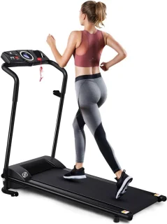 Treadmill for home: This treadmill features a powerful 2.25 hp motor, which provides a smooth and efficient training experience. Ideal for home use, this flat treadmill is designed with 5 layers of anti-slip padding for added safety and stability.