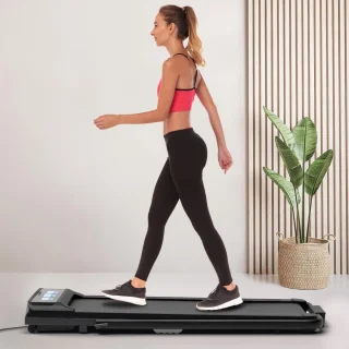 Treadmill for home: This treadmill features a powerful 2.25 hp motor, which provides a smooth and efficient training experience. Ideal for home use, this flat treadmill is designed with 5 layers of anti-slip padding for added safety and stability.
