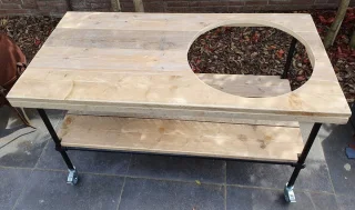 Buitenkeuken | 140x70cm | Gat 58cm | Wielen | Zwart Staal en Hout | BBQ Tafel | Kamado Tafel | Barbecue | Big Green Egg | Bastard | Grill Guru | Kamado Joe | Ombouw | Onderstel | Geschikt voor vele modellen
