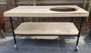 Buitenkeuken | 140x70cm | Gat 58cm | Wielen | Zwart Staal en Hout | BBQ Tafel | Kamado Tafel | Barbecue | Big Green Egg | Bastard | Grill Guru | Kamado Joe | Ombouw | Onderstel | Geschikt voor vele modellen