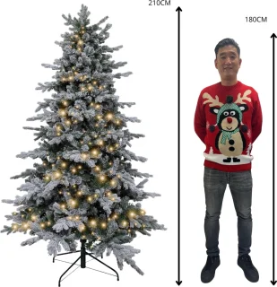 KJ Kunstkerstbomen – Vancouver Flock de Luxe besneeuwde Kunstkerstboom - 210 cm - met inclusief LED verlichting 440 led-lampjes – 1735 PE en PVC takken - Smart Adapter