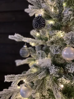 KJ Kunstkerstbomen – Vancouver Flock de Luxe besneeuwde Kunstkerstboom - 210 cm - met inclusief LED verlichting 440 led-lampjes – 1735 PE en PVC takken - Smart Adapter