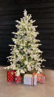 KJ Kunstkerstbomen – Vancouver Flock de Luxe besneeuwde Kunstkerstboom - 210 cm - met inclusief LED verlichting 440 led-lampjes – 1735 PE en PVC takken - Smart Adapter