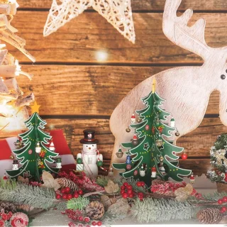 Mini-kerstboom - Houten kerstspeelgoedset voor op het bureau - DIY 3D-bureauversieringen - Bevat meerdere mini-kerstversieringen en 1 stervormige boomtop - Voor kerstversiering op het bureau (24 cm hoog)
