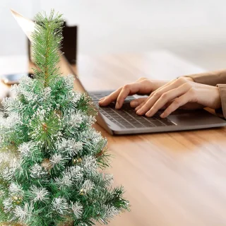 60 cm kunstkerstboom met sneeuwvlokkendecoratie - 2 soorten dennenbladeren - 65 punten linnen katoen - cementbasis - kerstdecoraties