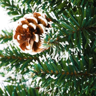 180cm Kunstkerstboom met lichtgevende groene PVC met sneeuweffect & dennenappels LED PVC kerstboom dennenboom decoratieve boom met standaard Kerstversiering voor kerstversiering