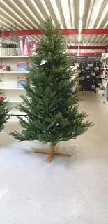 Arkansas kunstkerstboom - 213 cm - groen - Ø 142 cm - 2.846 tips - houten voet
