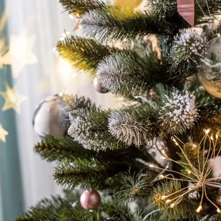 Kunstkerstboom met zilveren decoratie - 180 cm groene dennenboom met 385 takken