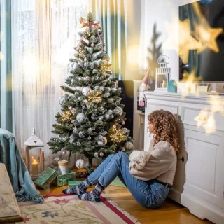 Kunstkerstboom met zilveren decoratie - 180 cm groene dennenboom met 385 takken