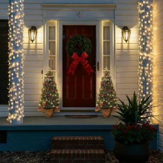 Kunstkerstboom met verlichting 90 cm PVC Dennenboom Kerstboom met 78 LED's en standaard Nepkerstbomen Kerstversiering, met sneeuw en dennenappels