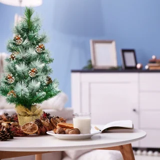 COSTWAY Kunstmatige mini-kerstboom, 60 cm, tafel dennenboom met cementbasis, besneeuwde kerstboom met dennenappels, kunstboom Kerstmis 34 punten PVC naalden, groen