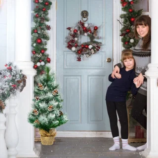 COSTWAY Kunstmatige mini-kerstboom, 60 cm, tafel dennenboom met cementbasis, besneeuwde kerstboom met dennenappels, kunstboom Kerstmis 34 punten PVC naalden, groen