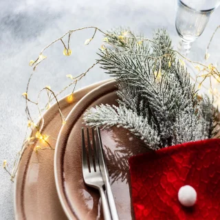 24pcs Snowy Artificial Pine Needles Branches Twigs 24cm - Fake Matte Pine - Stimulates Green Stems - Christmas Tree Pick - Winter Faux Pine Sprays - Sprig for Crafts - Christmas Wreaths - Seizoensdecoratie