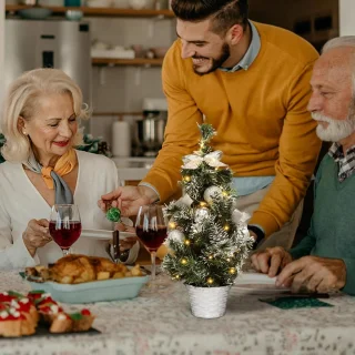 Kleine kerstboom - mini-kerstboom - kunstkerstboom 40 cm - met 20 ledlampen - dennenappels en kerstballen - voor thuis en kantoor - tafeldecoratie (zilver)