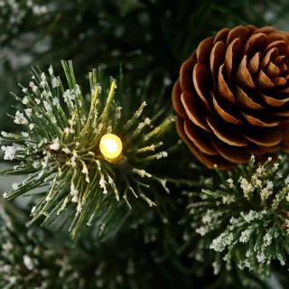 Mini Kunstkerstboom 40 cm met LED-verlichting, Timerfunctie & Versiering – Compacte Tafelkerstboom met Sneeuw & Dennenappels – Batterij (AA) – Voor Thuis of Kantoor