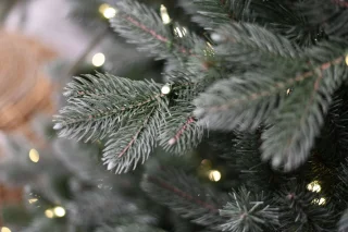 Poly Frosted Colorado Hinged verlichte kunstkerstboom - 213 cm - Bevroren blauw - Ø155 cm - 1989 tips - 500 ledlampjes (warm wit) - Metalen voet