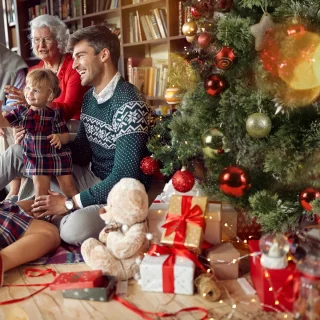 Kunstkerstboom - Kerstboom - 210cm - Zonder Verlichting - Vlamvertragend PVC - Polyetheen - Realistische Dennenlook - 600 Takken - Houten Standaard - Opvouwbaar - Paraplu Systeem - Kerstdecoratie Binnen