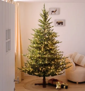 Sami Mountain Spruce Wood verlichte kunstkerstboom - 228 cm - Donkergroen - Ø150 cm - 5073 tips - 750 ledlampjes (warm wit) - Houten voet