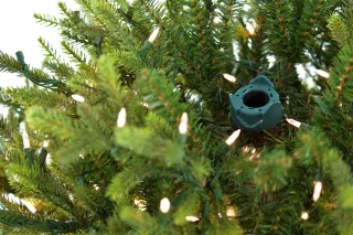 Sami Mountain Spruce Wood verlichte kunstkerstboom - 228 cm - Donkergroen - Ø150 cm - 5073 tips - 750 ledlampjes (warm wit) - Houten voet