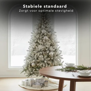 Cheqo® Kunstkerstboom met Sneeuw - Kerstboom Met Scharnierconstructie - Groene Kerstboom - Besneeuwde Look - Realistische Uitstraling - PE Materiaal - 240 CM Hoogte - Volle Luxe Uitstraling