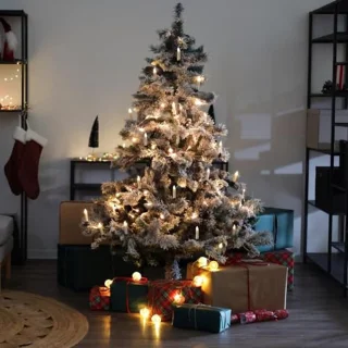 Kunstkerstboom Wit met Sneeuw – 210 cm Hoog – 1017 Takken – Inclusief Staalstandaard