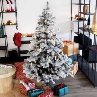 Kunstkerstboom Wit met Sneeuw – 210 cm Hoog – 1017 Takken – Inclusief Staalstandaard