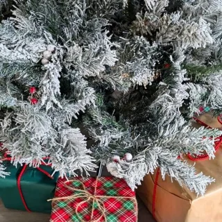 Kunstkerstboom Wit met Sneeuw – 210 cm Hoog – 1017 Takken – Inclusief Staalstandaard
