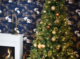 Shimmery Golden Bristle verlichte kunstkerstboom - 213 cm - Groen met goud - Ø114 cm - 891 tips - 450 ledlampjes (warm wit) - Met glitters - Metalen voet