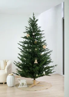 Göteborg verlichte kunstkerstboom - 228 cm - Donkergroen - Ø137 cm - 3059 tips - 600 ledlampjes (warm wit) - Houten voet