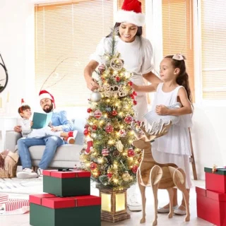 Kunstkerstboom 140 cm met Verlichting en 108 LED's - Sneeuwgevlokte Dennennaalden - Keuze uit 8 Verlichtingsmodi