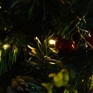 2x Kunstkerstboom Ø33x75 cm met LED's en decoratie