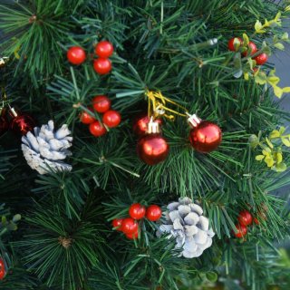 2x Kunstkerstboom Ø33x75 cm met LED's en decoratie