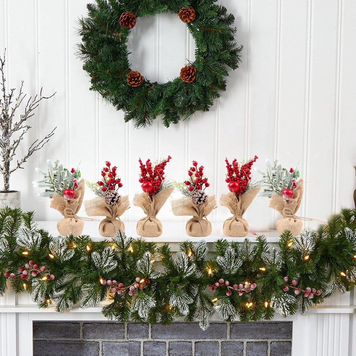 6x Kunstkerstbomen met Rood Bessen & Dennenappels - Tafeldecoratie