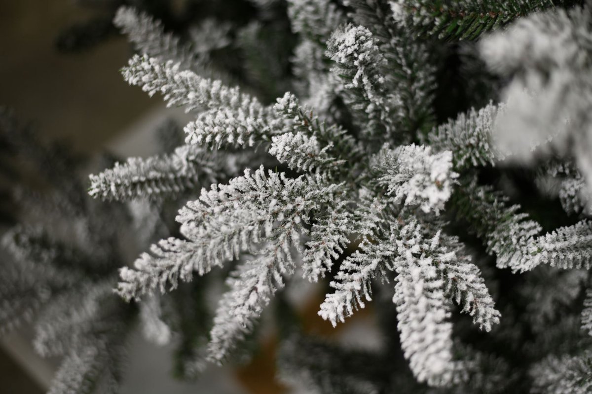 Andorra Flocked Kunstkerstboom 213 cm Groen