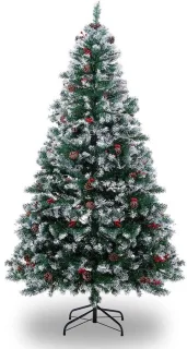 Besneeuwde kerstboom met dennenappels en rode vruchten